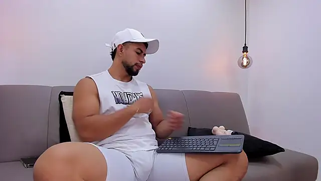 Eithan Connorr online show from October 3, 2025, 4:04 pm