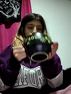 KratosAfroditacs online show from March 4, 2026, 8:37 pm