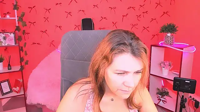 NicoleHitman online show from November 18, 2025, 9:14 am