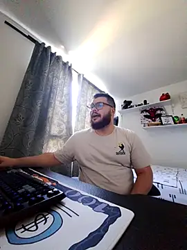 Snapshot of Edmund98 chatting on September 27, 2025, 6:02 pm Edmund98 online show from September 27, 2025, 6:02 pm