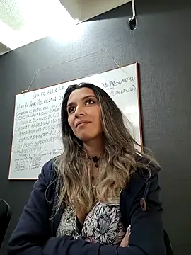 Isabella Varella online show from March 11, 2025, 1:45 pm