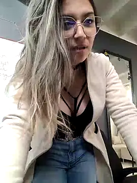 Isabella Varella online show from March 21, 2025, 1:45 pm