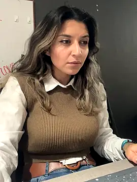 Isabella Varella online show from November 24, 2025, 5:12 pm