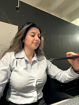 Isabella Varella online show from December 1, 2025, 12:32 pm