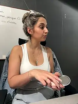 Isabella Varella online show from December 15, 2025, 12:53 pm