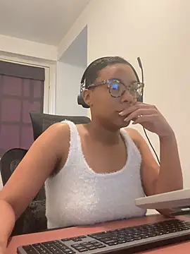 Snapshot of Melia_Rayne chatting on April 21, 2026, 9:37 am Melia Rayne online show from April 21, 2026, 9:37 am