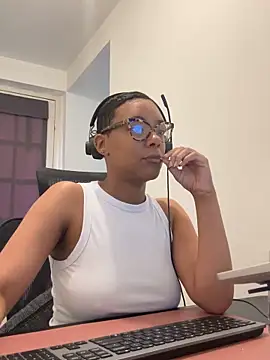 Snapshot of Melia_Rayne chatting on April 22, 2026, 9:11 am Melia Rayne online show from April 22, 2026, 9:11 am