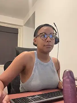 Snapshot of Melia_Rayne chatting on April 28, 2026, 9:36 am Melia Rayne online show from April 28, 2026, 9:36 am