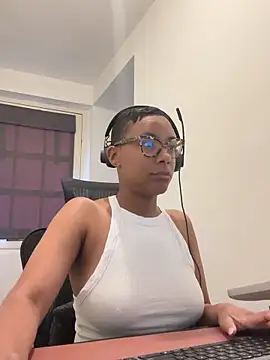 Snapshot of Melia_Rayne chatting on May 6, 2026, 9:36 am Melia Rayne online show from May 6, 2026, 9:36 am