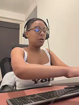 Snapshot of Melia_Rayne chatting on May 14, 2026, 9:38 am Melia Rayne online show from May 14, 2026, 9:38 am