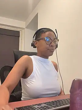 Snapshot of Melia_Rayne chatting on May 18, 2026, 9:37 am Melia Rayne online show from May 18, 2026, 9:37 am