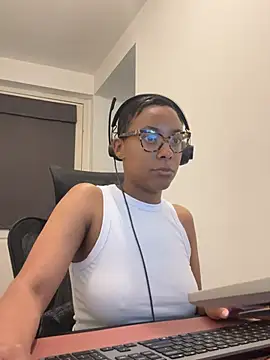 Snapshot of Melia_Rayne chatting on May 19, 2026, 10:32 am Melia Rayne online show from May 19, 2026, 10:32 am