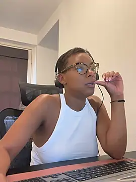Snapshot of Melia_Rayne chatting on June 25, 2026, 10:20 am Melia Rayne online show from June 25, 2026, 10:20 am