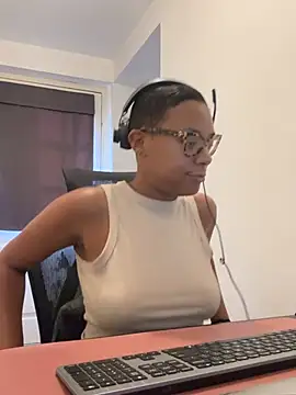 Snapshot of Melia_Rayne chatting on July 9, 2026, 9:35 am Melia Rayne online show from July 9, 2026, 9:35 am