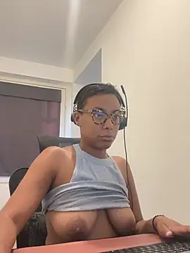 Snapshot of Melia_Rayne chatting on July 16, 2026, 9:15 am Melia Rayne online show from July 16, 2026, 9:15 am
