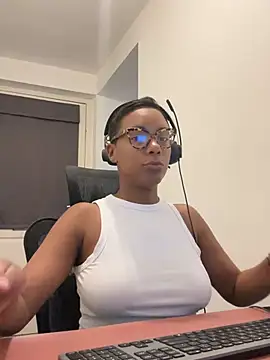 Snapshot of Melia_Rayne chatting on July 17, 2026, 2:24 pm Melia Rayne online show from July 17, 2026, 2:24 pm
