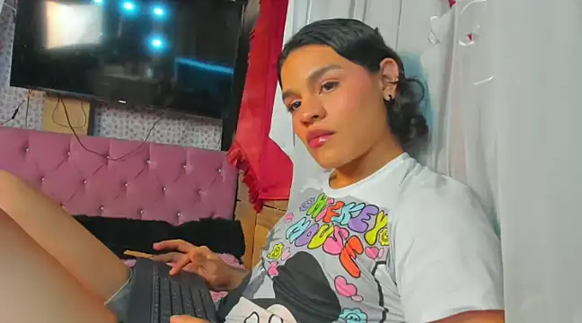 Snapshot of Moonroxe_ chatting on March 4, 2025, 10:38 pm Moonroxe online show from March 4, 2025, 10:38 pm