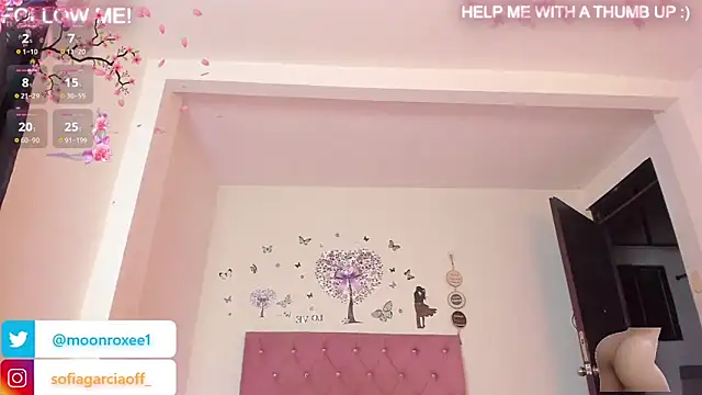 Snapshot of Moonroxe_ chatting on November 9, 2025, 1:04 am Moonroxe online show from November 9, 2025, 1:04 am