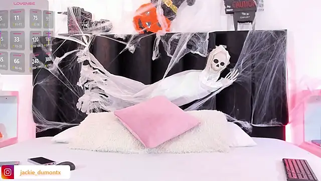 Snapshot of JackieDumont1 chatting on October 18, 2025, 6:41 pm JackieDumont1 online show from October 18, 2025, 6:41 pm