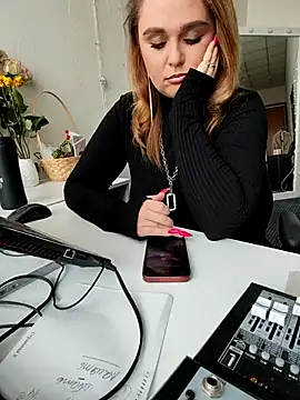 Juicy PeachLux online show from March 12, 2025, 10:37 am