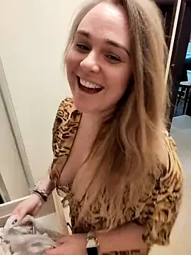 Juicy PeachLux online show from October 10, 2025, 9:19 am