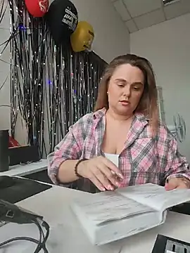 Juicy PeachLux online show from June 5, 2026, 5:36 am
