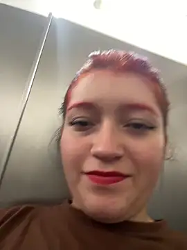 Karina Leon online show from December 17, 2025, 9:10 pm