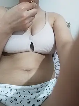 saraaxx1 online show from June 8, 2026, 3:45 pm