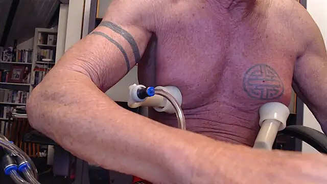 Snapshot of munichrubber chatting on October 6, 2025, 5:10 pm munichrubber online show from October 6, 2025, 5:10 pm