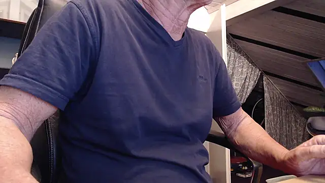 Snapshot of munichrubber chatting on November 5, 2025, 5:40 am munichrubber online show from November 5, 2025, 5:40 am