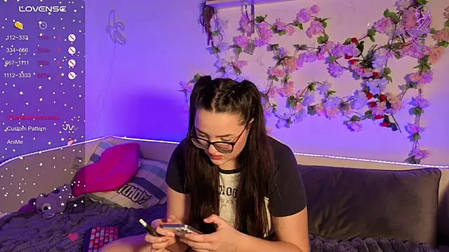 MiraLuccian online show from October 6, 2025, 6:49 pm