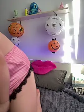 MiraLuccian online show from October 15, 2025, 2:06 pm