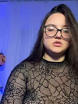 MiraLuccian online show from October 24, 2025, 7:43 pm