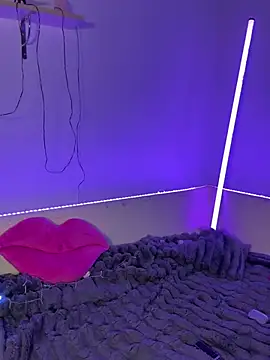 MiraLuccian online show from February 12, 2026, 3:40 pm