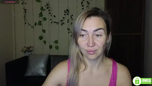 Snapshot of Kiss_julli88I chatting on December 17, 2025, 6:25 pm Kiss julli88I online show from December 17, 2025, 6:25 pm