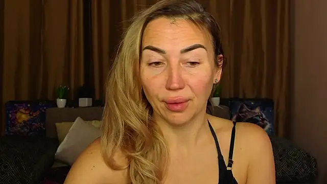 Snapshot of Kiss_julli88I chatting on January 18, 2026, 6:23 pm Kiss julli88I online show from January 18, 2026, 6:23 pm