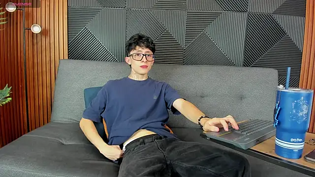 troy rouge online show from March 19, 2025, 7:17 pm