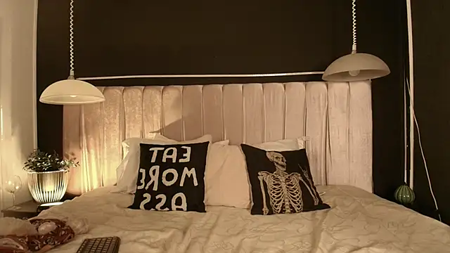 Zhally Dee online show from November 10, 2025, 7:46 pm