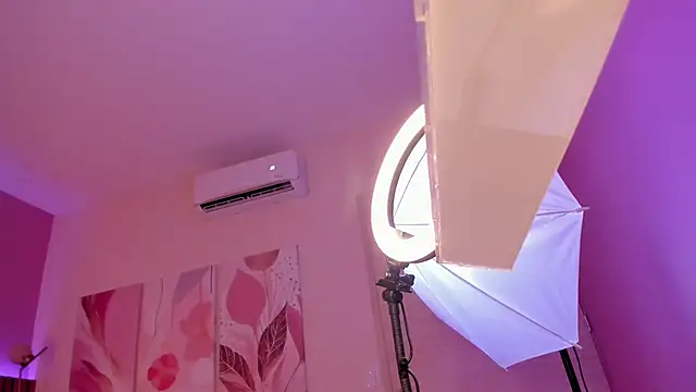 MiaWilliamss1 online show from January 10, 2026, 9:30 pm