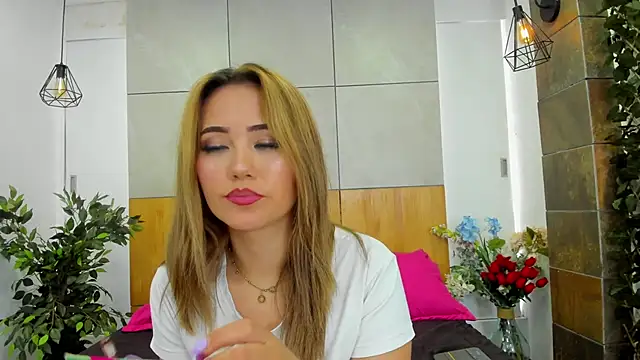 Snapshot of AzuraWave chatting on March 19, 2025, 7:49 pm AzuraWave online show from March 19, 2025, 7:49 pm