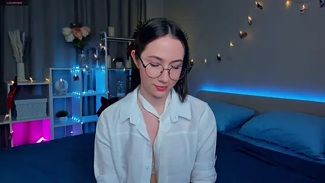 Kira mindnes online show from March 6, 2025, 7:21 pm