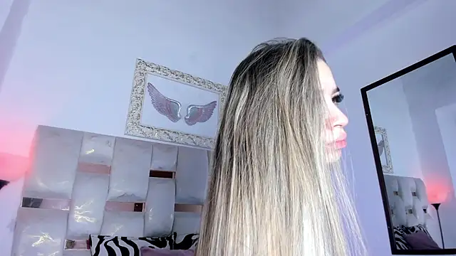 Lola Blondie online show from December 18, 2025, 1:17 pm