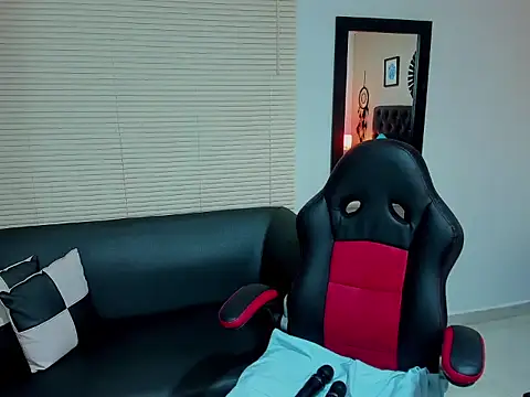  LiilyWong online show from November 6, 2025, 5:41 am