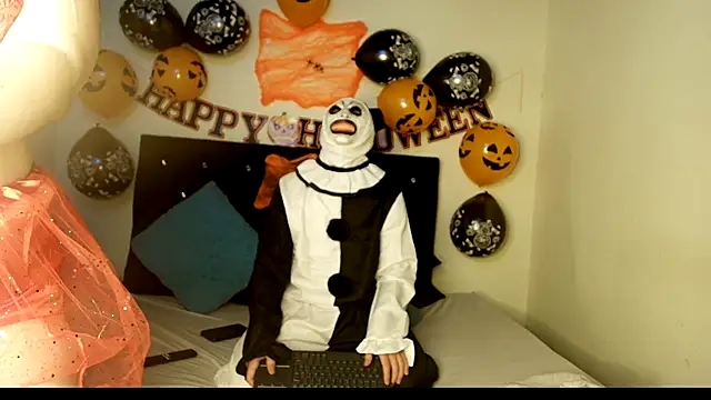 Snapshot of Kymberlyandlucas2 chatting on October 9, 2025, 4:43 am Kymberlyandlucas2 online show from October 9, 2025, 4:43 am