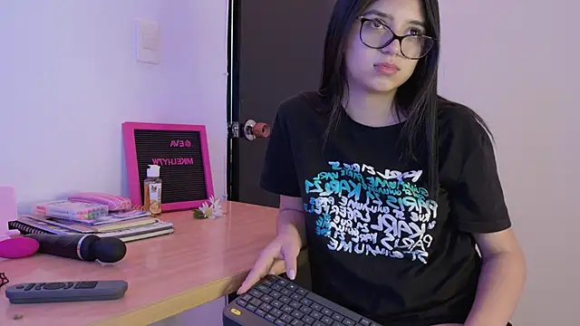 Snapshot of eva_sin18 chatting on March 13, 2025, 2:44 pm eva sin18 online show from March 13, 2025, 2:44 pm