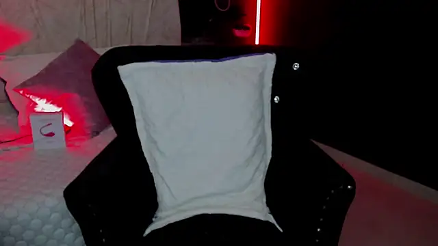 Lilith Thompson online show from March 13, 2025, 3:39 pm