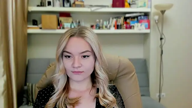 Snapshot of Kara_Smith_ chatting on October 17, 2025, 11:18 pm Kara Smith online show from October 17, 2025, 11:18 pm