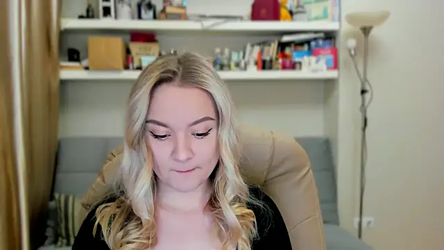 Snapshot of Kara_Smith_ chatting on October 22, 2025, 10:42 pm Kara Smith online show from October 22, 2025, 10:42 pm