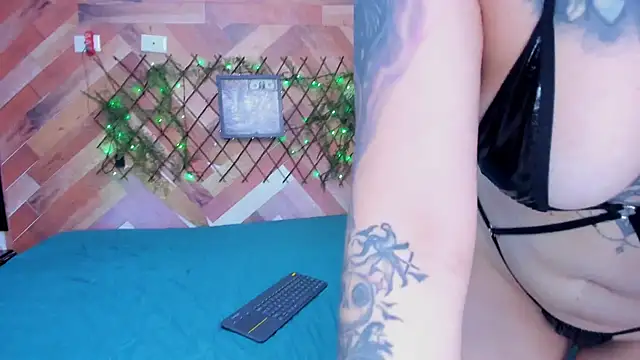 Snapshot of EmilyandChristianTattoos chatting on November 8, 2025, 12:44 am EmilyandChristianTattoos online show from November 8, 2025, 12:44 am