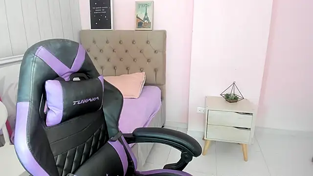 Tania Duque online show from November 27, 2025, 1:57 pm